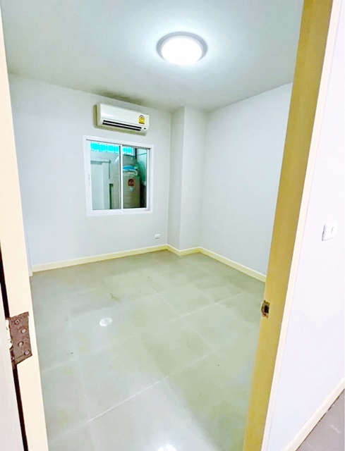 ทาว์นเฮาส์ 2.5 ชั้น  28 ตร.วา.MRTไทรม้า 700ม. วัดเพลง 4นอน  ราชพฤกษ์ 4.6 กม.  รพ.พระนั่งเกล้า 1.7 กม.