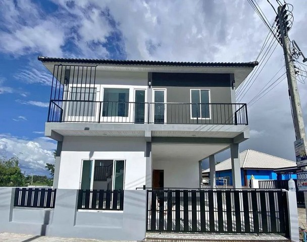 บ้านสร้างใหม่ 2 ชั้น สไตล์โมเดิร์น ติดถนนเส้นหลัก โซนสันผีเสื้อ 