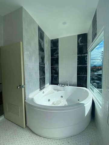 บ้านสร้างใหม่ 2 ชั้น สไตล์โมเดิร์น ติดถนนเส้นหลัก โซนสันผีเสื้อ