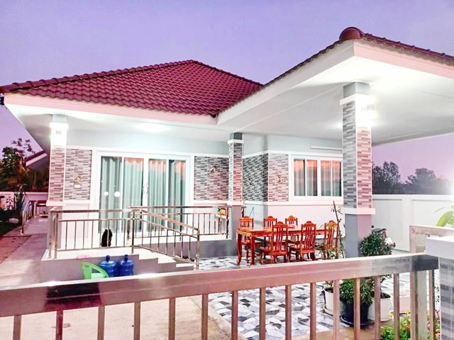 บ้านเดี่ยวใหญ่ สลักได ปั้มปตท. สุรินทร์ ลำดวน 3.8 กม. ตลาดไอคิว 3.8 กม. ชั้นเดียว 65ตารางวา ขายหรือให้เช่า  3นอน 2น้ำ