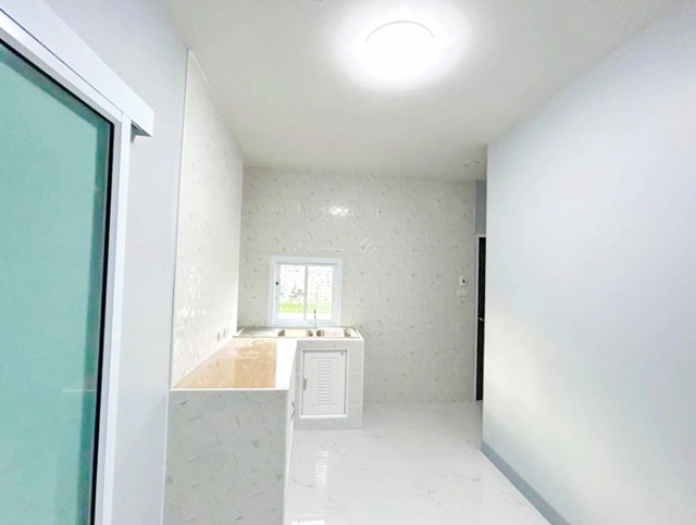 บ้านเดี่ยวใหญ่ สลักได ปั้มปตท. สุรินทร์ ลำดวน 3.8 กม. ตลาดไอคิว 3.8 กม. ชั้นเดียว 65ตารางวา ขายหรือให้เช่า  3นอน 2น้ำ