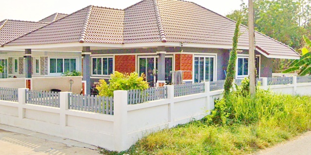 ปั้มปตท. สุรินทร์ ลำดวน 3.8 กม.สุรินทร์-สังขะ ตลาดไอคิว 3.8 กม. บ้านเดี่ยวใหญ่ สลักได ชั้นเดียว 68ตารางวาขายหรือให้เช่า  3นอน 2น้ำ