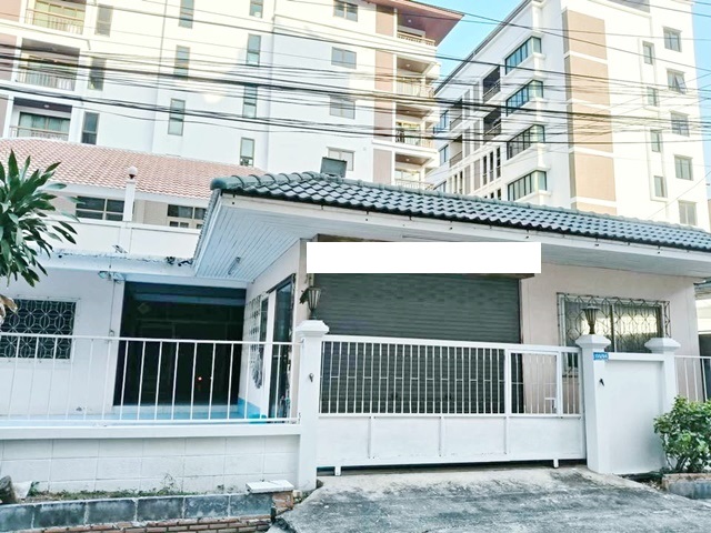 จอดรถ5คัน ใกล้ 7-11 TOP ศูนย์การค้าแปซิฟิค พาร์ค 20 เมตร​ บ้านทำออฟฟิศ ว่างให้เช่า 5นอน 3น้ำ  358ตรม ใกล้โรบินสันศรีราชา เพียง 10 เมตร!  