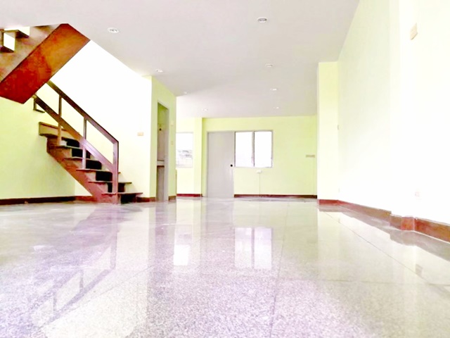 ให้เช่าทาวน์เฮาส์หลังใหญ่ 2 ชั้น  35ตร.วา.275ตร.ม  MRT วัชรพล 2.7กม. 3 นอน ตลาดถนอมมิตร 2 กม. 2 น้ำ  โฮมออฟฟิศ