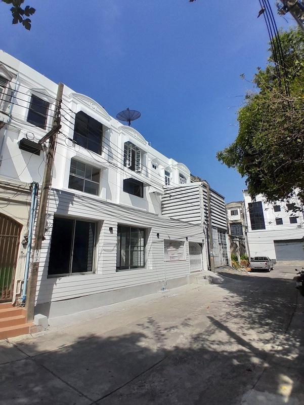 ขายอาคารพาณิชย์ 2 คูหา 3 ชั้น ย่านพระราม 9 ซอย 11 ใกล้ KPN และ รถไฟฟ้า MRT