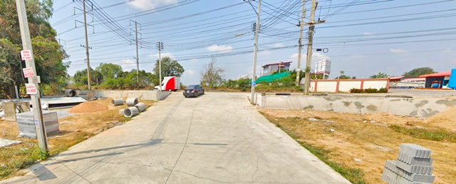 วัดบ่อวิน 2 กม.ปิยะเวชช์ บ่อวิน 3.5กม. ตั้งอยู่หน้าหมู่บ้านใหญ่ 230ตรม. พร้อมใช้งาน 28ตรว.อาคารพาณิชย์ให้เช่า  3 ชั้น