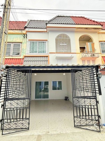 ขายทาวน์โฮมตลาดประมงอ่างศิลา .ทาวน์โฮม 2 ชั้น  2 นอน 2 น้ำ 1 จอด