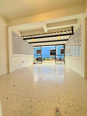 ขายทาวน์โฮมตลาดประมงอ่างศิลา .ทาวน์โฮม 2 ชั้น  2 นอน 2 น้ำ 1 จอด