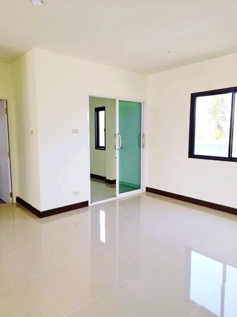 ดอนหัวฬ่อ โรบินสันชลบุรี อมตะ 2.6 กม.  ให้เช่า บ้าน 2 ชั้น 35ตร.วา. 160 ตร.ม. พนัสนิคม 2.7 กม.2 นอน 2 น้ำ  วัดสำนักบก 2.6 กม.