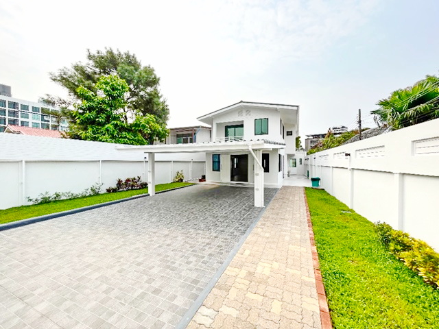 BTS สะพานควาย 900ม. ให้เช่าคฤหาสน์ 2 ชั้น 112 ตร.วา.BTS อารีย์ 660ม.  412ตร.ม. รร.นานาชาติกรแก้ว (KIMS)1.2กม. เครื่องซักผ้า 4นอน