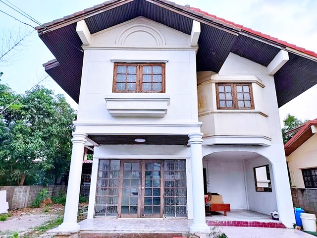 สนามกอล์ฟ เมืองเอก 900ม. เลี้ยงสัตว์ได้ ม.รังสิต 500ม.  ให้เช่าบ้าน 2ชั้น 125ตร.วา. 265ตร.ม. 3นอน 2น้ำ  MRTรังสิต3.5กม. รพ.ปทุมเวช 4.1 กม.