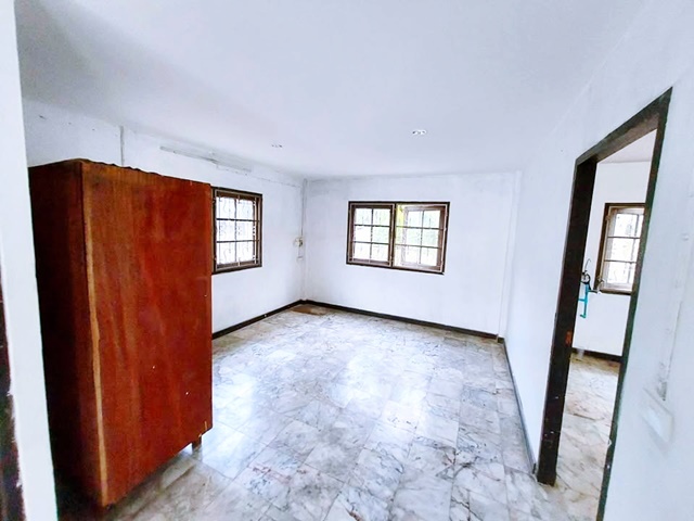 ม.รังสิต 500ม. สนามกอล์ฟ เมืองเอก 900ม. เลี้ยงสัตว์ได้ MRT รังสิต 3.5 กม. ให้เช่าบ้าน 2ชั้น 124ตร.วา. 200ตร.ม. 3นอน 2น้ำ  รพ.ปทุมเวช 4.1 กม.