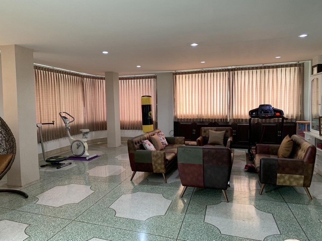 ขายด่วนมากๆๆ อาคารพาณิชย์ 5 ชั้นครึ่ง ทำเลทอง ตากสิน ธนบุรี ติดถนนใหญ่ ใกล้ทางออก MRT สำเหร่ ทางออก 3