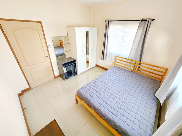 ตลาดจอมพล 3.3 กม. 3นอน 2น้ำ โฮมโปร อยุธยา 1.7 กม. บิ๊กซี อยุธยา 800 ม. บ้านเดี่ยว 62 ตร.วา. 242 ตร.ม. เฟอร์ครบ