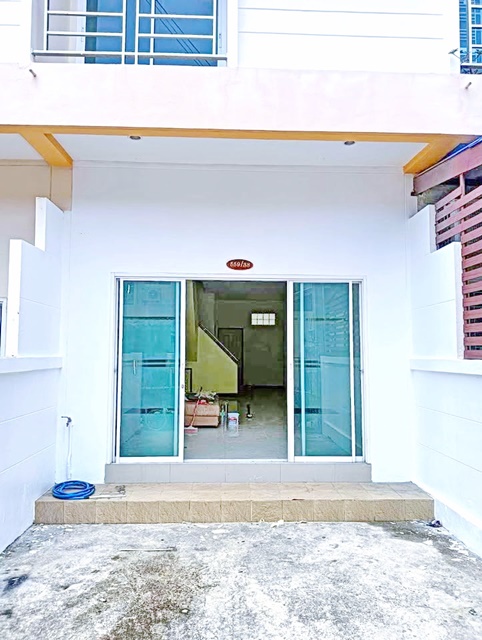 โรบินสัน ศรีราชา 500 ม.ให้เช่าทาวน์โฮม 2 ชั้น 20 ตร.วา. 160 ตร.ม. ม.เกษตรศาสตร์ ศรีราชา 4.6 กม.