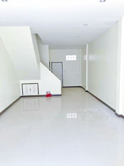 ม.เกษตรศาสตร์ ศรีราชา 4.6 กม. รบินสัน ศรีราชา 500 ม. 2 นอน 2 น้ำ  ทาวน์โฮม 2 ชั้น 22 ตร.วา. 162ตร.ม.