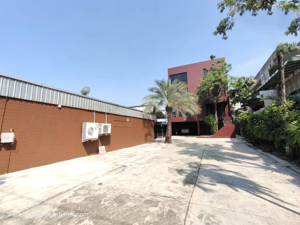 ให้เช่าอาคารโรงงาน/โกดัง เนื้อที่ 1-1-90 ไร่ พื้นที่ใช้สอย 1,970 ตร.ม ตึกสำนักงาน 5 ชั้น ถนนสุขุมวิท 62 เขตพระโขนง ราคาเช่า 250,000 บ/ด