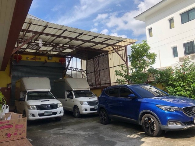 ขายด่วน ออฟฟิศพร้อมโกดัง ทำเลศักยภาพ ซอยมิสทีน ถนนราษฎร์พัฒนา  พื้นที่ขนาดใหญ่ 200 ตรว. พร้อมใช้งาน รองรับทุกธุรกิจ   ราคา 35 ลบ (ต่อรองได้)