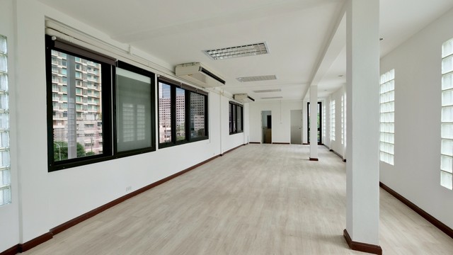 M58ให้เช่าพื้นที่สำนักงานออฟฟิศหรือร้านค้า ขนาด 100 ตารางเมตร  ชั้น 5  ริมถนนนราธิวาส ติดคอนโด rhythm ใกล้BTS ช่องนนทรี