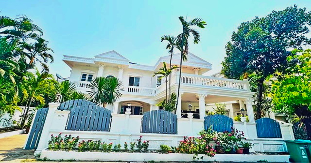 ลาซาล บางนา-ตราด ให้เช่าคฤหาสน์หรู 2 ชั้น 392 ตร.ม. ติดMRT ศรีเอี่ยม 800 ม. มีดาดฟ้า จัดเต็มเฟอร์ 3นอน 4น้ำ  ลิตเติ้ลวอล์ค บางนา 1.3 กม.