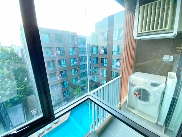 วิวสระว่ายน้ำ ไม่มีร้าว หนีจากคอนโดสูง พร้อมเฟอร์ครบครัน ให้เช่า Brown Condo รัชดา 32  ห้องสวย พร้อมอยู่  24ตร.ม. ชั้น6