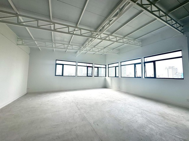 ให้เช่าพื้นที่สำนักงาน หรือร้านค้า ขนาด 100 ตรม. ชั้น 6 ดาดฟ้า ริมถนนนราธิวาส ใกล้ BTS ช่องนนทรี