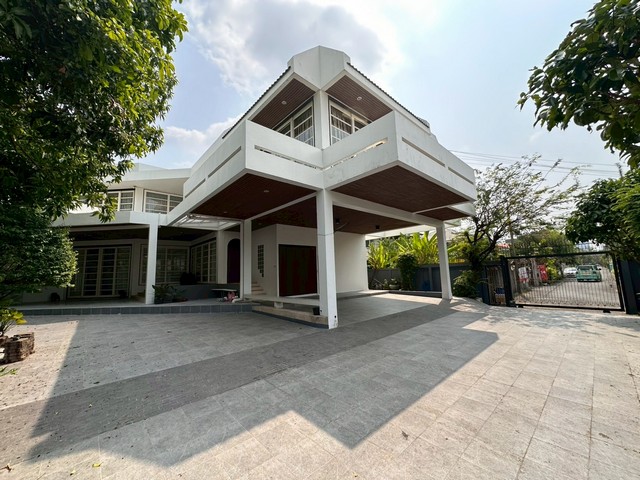 ให้เช่าบ้านเดี่ยว 2 ชั้น สุขุมวิท 71 ที่ดิน 340 ตร.วา สวนขนาดใหญ่ร่มรื่น แต่งครบพร้อมห้องสันทนาการ