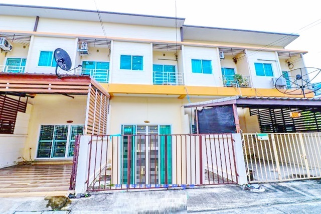 ศรีราชา 4.6 กม.รบินสัน ศรีราชา 500 ม. 2 นอน 2 น้ำ  ทาวน์โฮม 2 ชั้น 22 ตร.วา. 162ตร.ม.ม.เกษตรศาสตร์ 