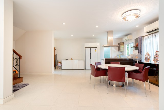 บ้าน ลัดดารมย์ อิลิเเกนซ์ วงแหวน สาทร 83 sq.wa 1 Ngan 0 Rai 5 BEDROOM 24900000 THB ไม่ไกลจาก - โครตคุ้ม กรุงเทพ