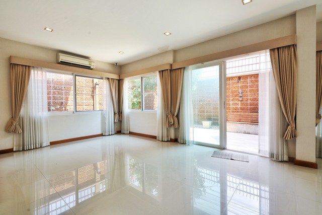 บ้าน ลัดดารมย์ ชัยพฤกษ์ แจ้งวัฒนะ 7900000 บาท 4 ห้องนอน 3 Bathroom พ.ท. 0 RAI 0 ngan 87 ตร.ว.   ราคาดีๆ บ้านแปลงริม สภาพสวย เจ้าของอยู่น้อย