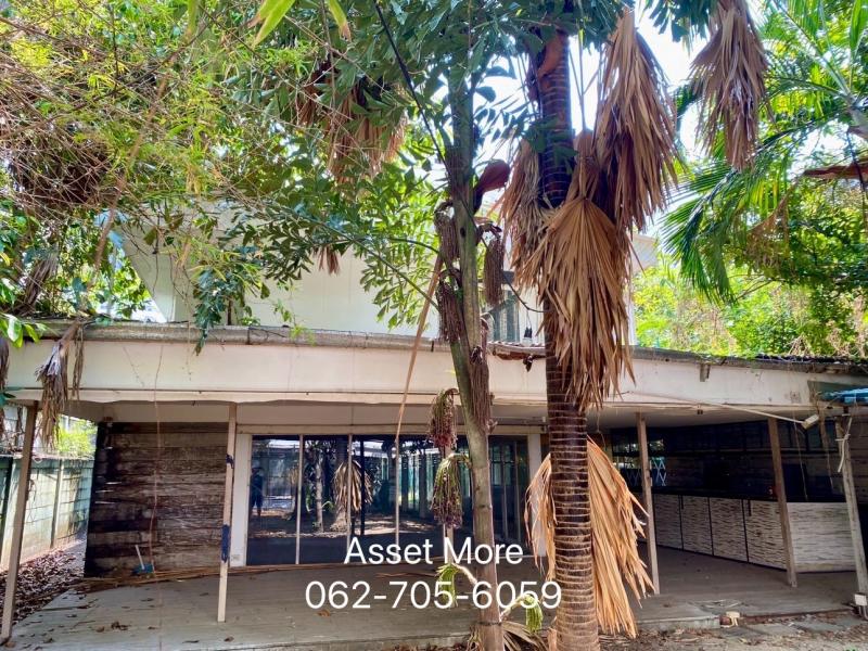 ขายที่ดินพร้อมสิ่งปลูกสร้าง เป็นที่ดิน 2 แปลงติดกัน  ภายในที่ดินจะมีบ้าน 2 หลังตัวโครงสร้างสามารถต่อเติมได้