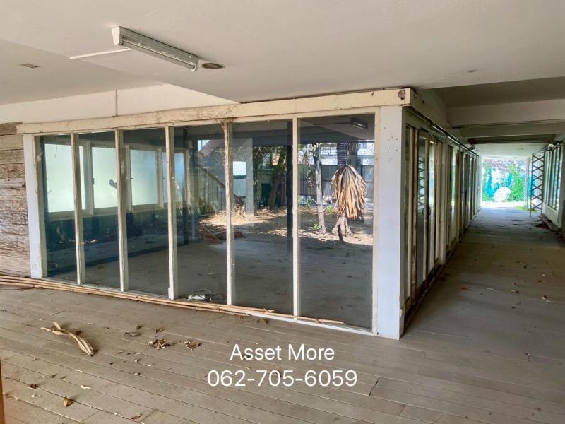 ขายที่ดินพร้อมสิ่งปลูกสร้าง เป็นที่ดิน 2 แปลงติดกัน  ภายในที่ดินจะมีบ้าน 2 หลังตัวโครงสร้างสามารถต่อเติมได้