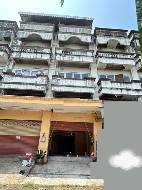 บิ๊กซี มาร์เก็ต เคหะร่มเกล้า 2.7 กม.  ม. เกษมบัณฑิต ร่มเกล้าต้นๆ  ให้เช่าอาคารพาณิชย์ รร.นานาชาติร่วมฤดี  5.3 กม. เปิดร้านค้า 