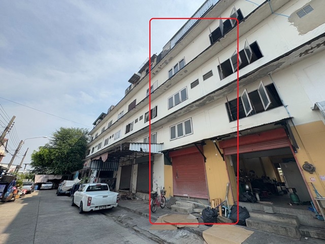 ม. เกษมบัณฑิต ร่มเกล้าต้นๆ  ให้เช่าอาคารพาณิชย์ รร.นานาชาติร่วมฤดี  5.3 กม. เปิดร้านค้า บิ๊กซี มาร์เก็ต เคหะร่มเกล้า 2.7 กม.  