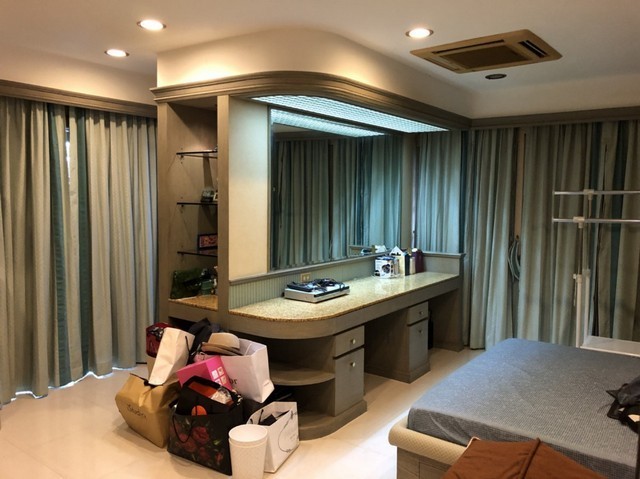 ให้เช่าบ้านเดี่ยว ย่าน ถนนสาทร สีลม ซอยสวนพลูซอย6  หลังใหญ่เนื้อที่ 208 ตารางวา พื้นที่ใช้สอย 800 ตารางเมตร 5ห้องนอน