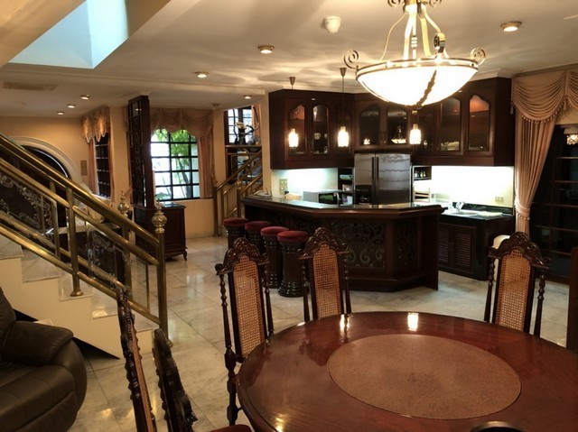 ให้เช่าบ้านเดี่ยว ย่าน ถนนสาทร สีลม ซอยสวนพลูซอย6  หลังใหญ่เนื้อที่ 208 ตารางวา พื้นที่ใช้สอย 800 ตารางเมตร 5ห้องนอน