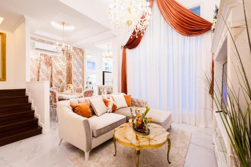 ทาวน์โฮมสวยหรู 4 ชั้น 260 ตรม. - 4 ห้องนอน 6 ห้องน้ำ ห้องนั่งเล่น ห้องอาหาร จากุซซี่/ห้องออกกำลังกาย ถนนเลียบทางด่วน