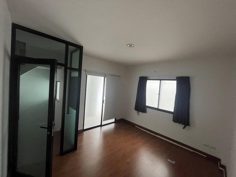 BH3526 ให้เช่า ทาวน์โฮม 3 ชั้น โครงการทรีโอ ร่มเกล้า ทำเลดี เหมาะทำโฮมออฟฟิศ ใกล้มหาวิทยาลัย และเส้นตัดใหม่