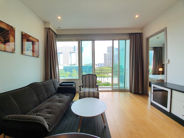 Spacious 1-Bedroom Condo on a Low Floor with a Stunning Swimming Pool View at Wind Ratchayothin