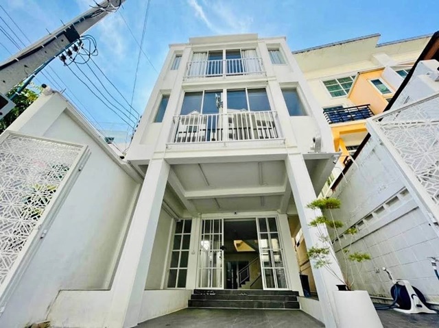 รัชดา BTSอารีย์ 1.3กม.ให้เช่าอาคาร 3ชั้น 28ตรว.รร.นานาชาติรีเจ้นท์ 3.8กม. ทำเลใจกลางเมือง  340ตรม. 3นอน 5น้ำ เหมาะกับทำธุรกิจเสริมความงาม