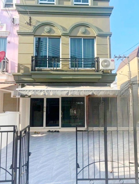 MRTศรีนครินทร์38 700ม. โรบินสัน ศรีนครินทร์ บ้านทาวน์โฮม 3 ชั้น หัวมุม 21ตร.วา.250ตร.ม.ม.ดุสิตธานี 1.2กม.3นอน 2น้ำ พาราไดซ์ พาร์ค 1.9กม.