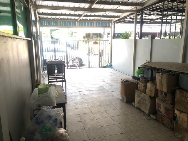 ขายทาวน์เฮ้าส์ หมู่บ้านคลัสเตอร์เฮ้าส์ 20 ตร.ว.ซอยเคหะร่มเกล้า 78 แยก 1 แขวงราษฎร์พัฒนา สะพานสูง กรุงเทพมหานคร 10240