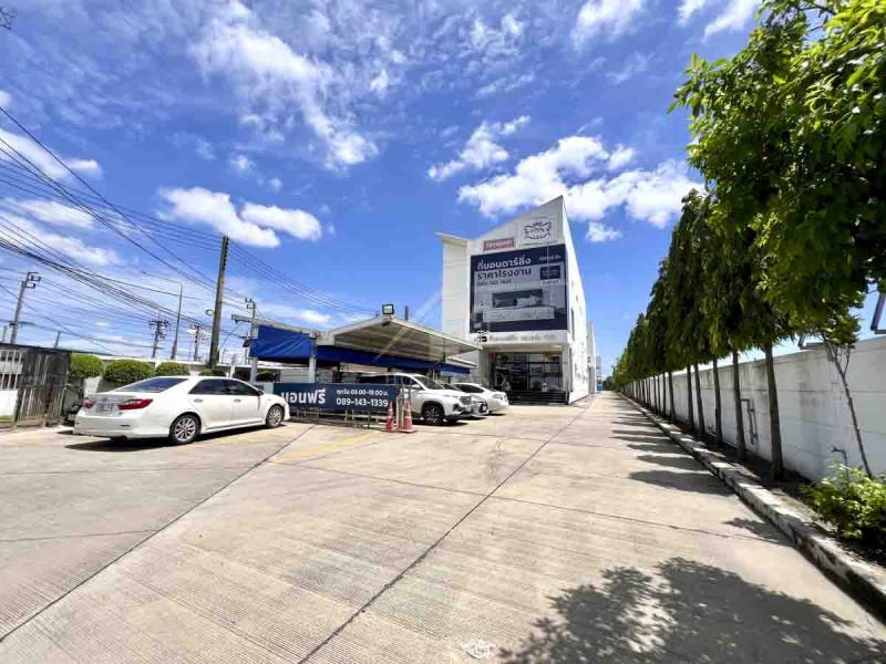 ที่ดิน พร้อมสิ่งปลูกสร้าง เนื้อที่ 2-2-11 ไร่  ถนนหทัยราษฎร์ 52