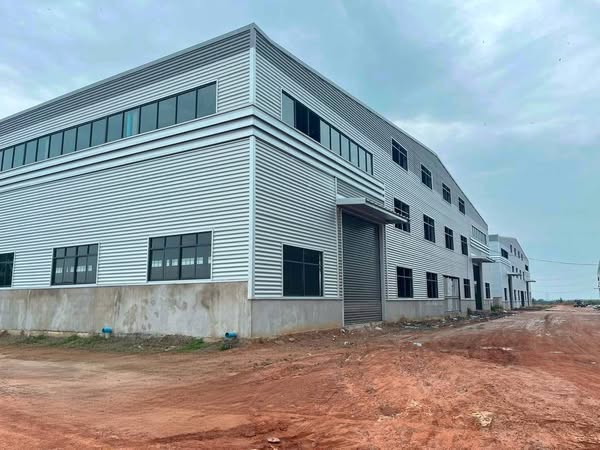 ห้เช่าโรงงานสร้างใหม่ชลบุรี ผังสีม่วง  พื้นที่ใช้สอย6,500-8,000  ตรม  สามารถทำการผลิต