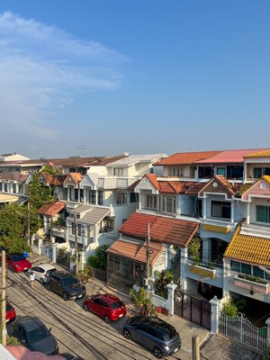 อยู่ตรงข้ามซีคอนศรีนครินทร์ เหมาะเปิดออฟฟิศ! ขายโฮมออฟฟิศ หมู่บ้านรอยัลนครินทร์ วิลล่า ศรีนครินทร์ 42 ใกล้ MRT สวนหลวง ร.9