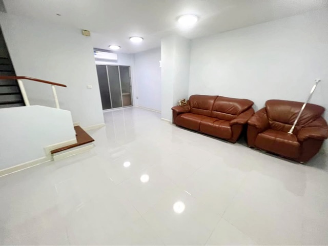 MRTศรีนครินทร์38 700ม.หัวมุม 21ตร.วา.250ตร.ม.ม.ดุสิตธานี 1.2กม 3นอน 2น้ำ พาราไดซ์ พาร์ค 1.9กม.