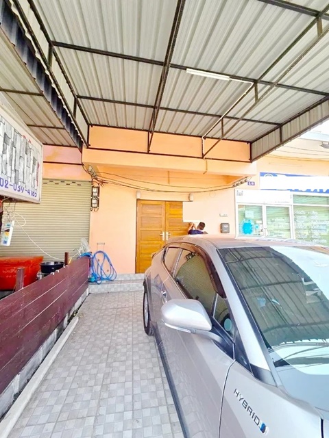 รร.นานาชาติดราก้อน 2.5 กม. ตลาดพระเงิน 1.6 กม. ทำเลหน้าหมู่บ้าน 1500 หลัง  ให้เช่าตึกแถว 2ชั้น 19ตร.วา.160ตร.ม. 2 นอน 2 น้ำ 