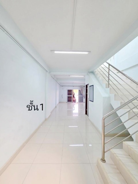 รร.นานาชาติดราก้อน 2.5 กม. ตลาดพระเงิน 1.6 กม. ทำเลหน้าหมู่บ้าน 1500 หลัง  ให้เช่าตึกแถว 2ชั้น 19ตร.วา.160ตร.ม. 2 นอน 2 น้ำ