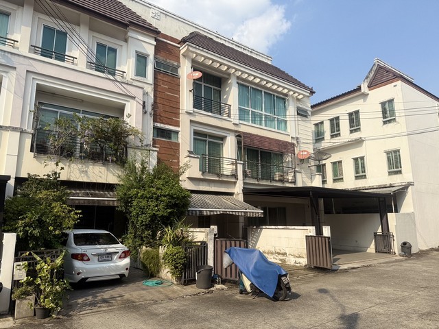 ขายทาวน์เฮ้าส์ 3 ชั้น หมู่บ้านกลางเมืองUrbanion พระราม 9-วงแหวน