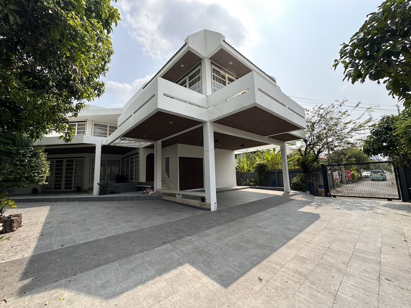 BH3527 ให้เช่าบ้านเดี่ยว สุขุมวิท 71 ซอยปรีดีพนมยงค์ 14 ใกล้ BTS พระโขนง พื้นที่กว้างขวาง พร้อมสวนร่มรื่น